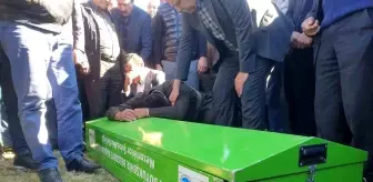 Van'da Trafik Kazasında Hayatını Kaybeden Baba ve Oğlu Toprağa Verildi