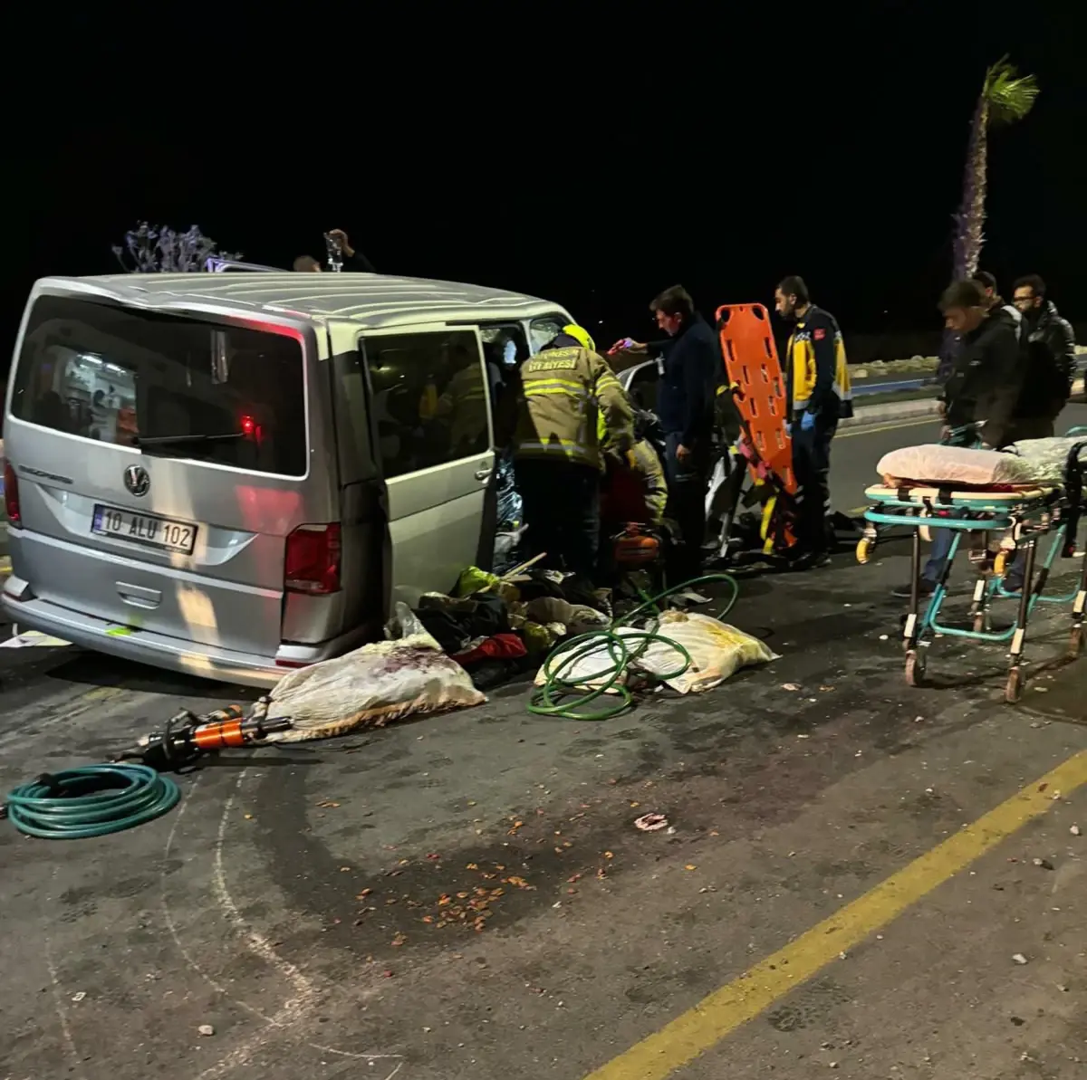 Edremit'te Minibüs Kazası: 1 Ölü, 4 Yaralı