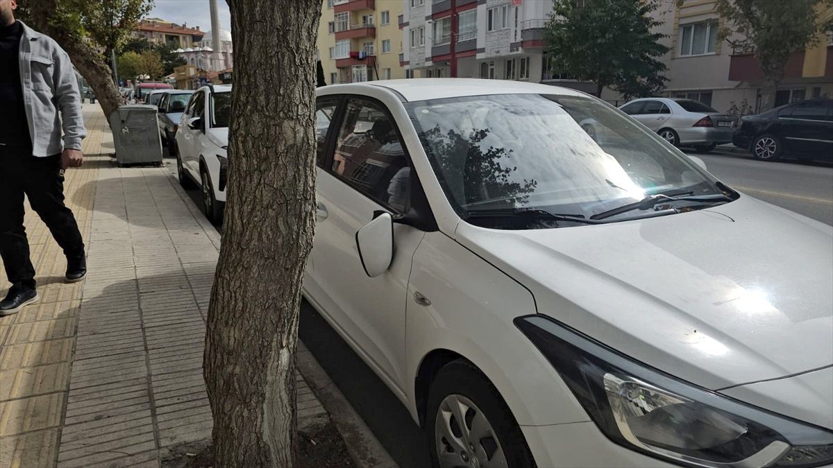 Çorum'da Park Halindeki Araçların Aynaları Kırıldı