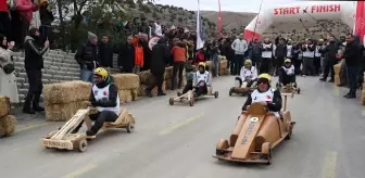 Erzincan'da Tahta Arabalarla Geleneksel Yarış Heyecanı