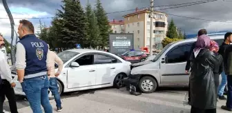 Bolu'da Kavşakta Trafik Kazası: Maddi Hasar, Yaralı Yok