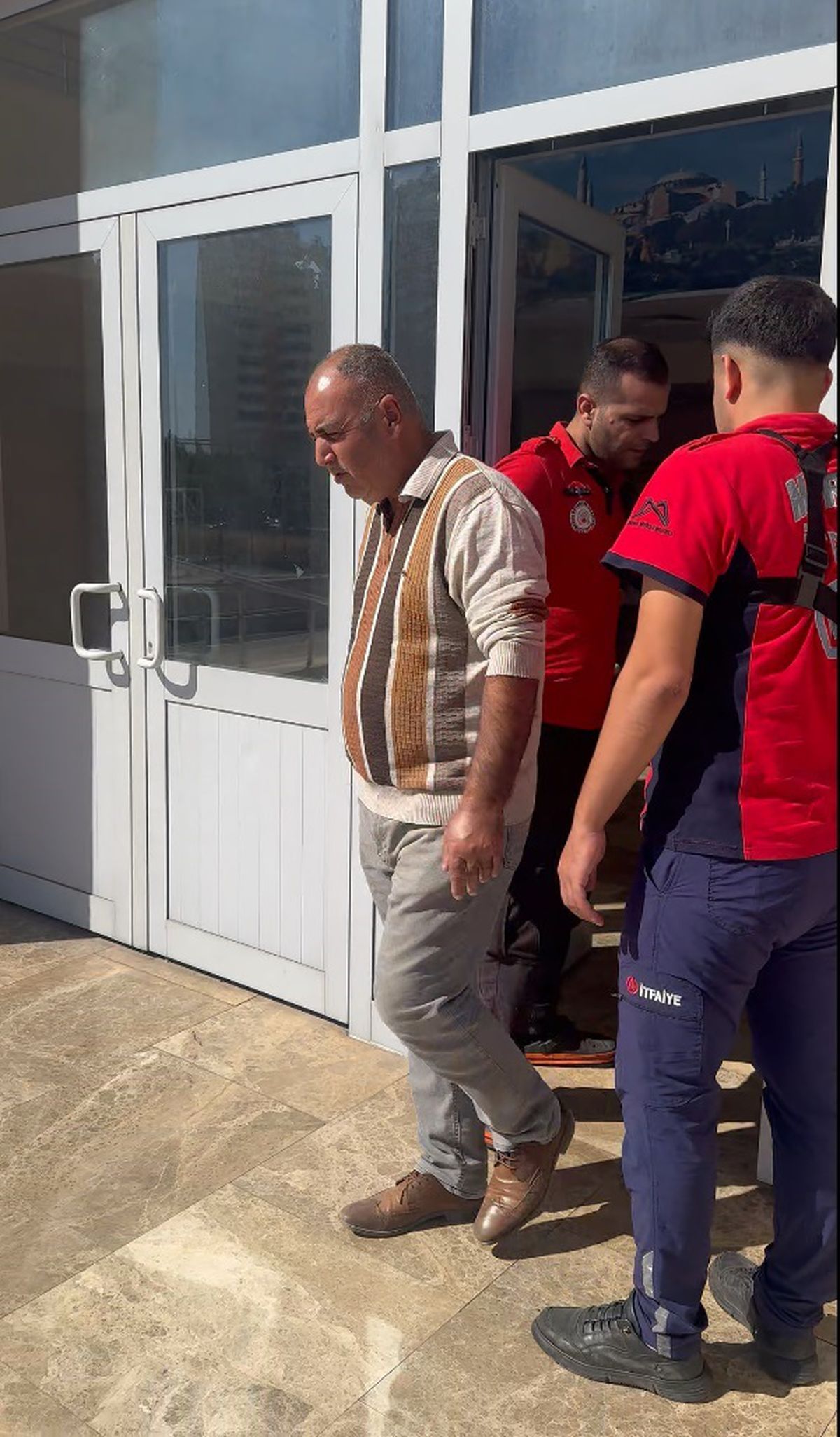 Mersin'de Veli Toplantısı Sonrası Mahsur Kalan Baba İtfaiye ile Kurtarıldı
