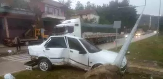 Amasya'da Kontrolden Çıkan Otomobil Aydınlatma Direğine Çarptı