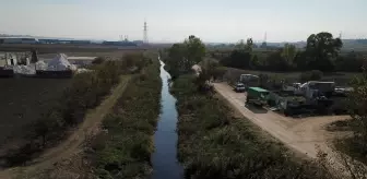 Bursa'da Ayvalı Dere Kırmızı Akmaya Başladı