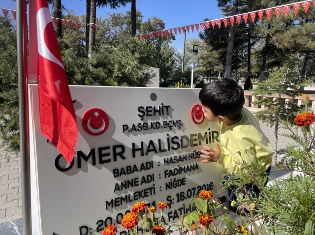 After the death of the FETÖ leader, citizens flocked to the grave of Martyr Ömer Halisdemir