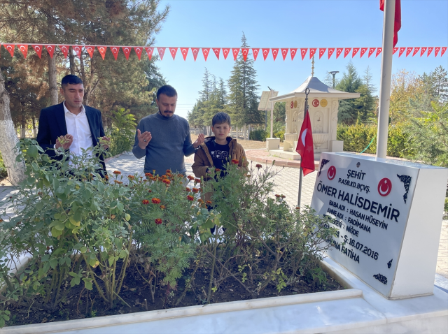 After the death of the FETÖ leader, citizens flocked to the grave of Martyr Ömer Halisdemir