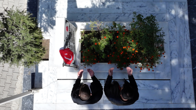 After the death of the FETÖ leader, citizens flocked to the grave of Martyr Ömer Halisdemir