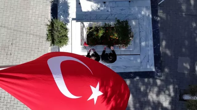 After the death of the FETÖ leader, citizens flocked to the grave of Martyr Ömer Halisdemir.