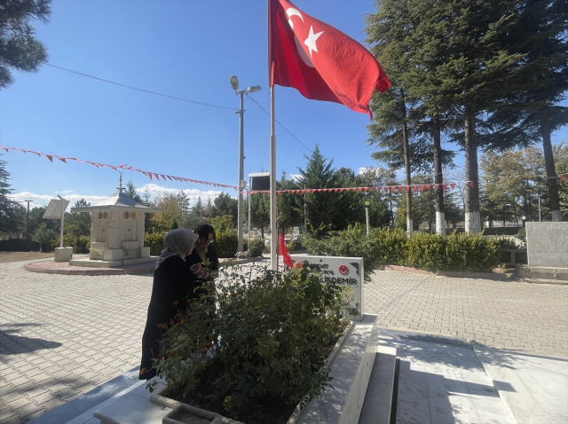 FETÖ elebaşının ölümü sonrası vatandaşlar Şehit Ömer Halisdemir'in kabrine akın etti