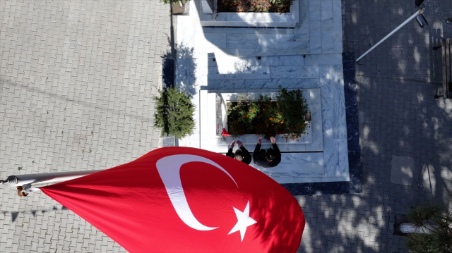 After the death of the FETÖ leader, citizens flocked to the grave of Martyr Ömer Halisdemir