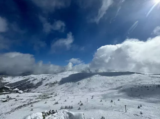 The snow depth at Kartalkaya Ski Resort has reached 15 centimeters.