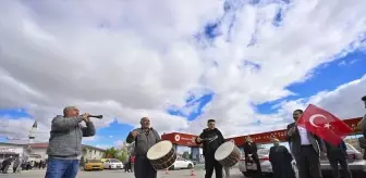 Şehit yakınları, FETÖ elebaşı Gülen'in ölüm haberini davul ve zurna eşliğinde kutladı