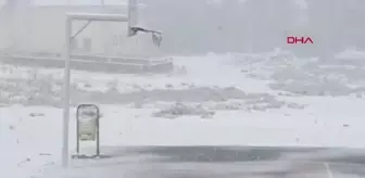 Başkale'de Mevsimin İlk Karı Yağdı, Sürücüler Zor Anlar Yaşadı