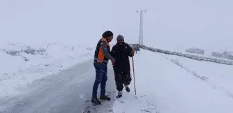 Kar Yağışı Nedeniyle Mahsur Kalan Çoban ve Koyunları Kurtarıldı