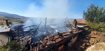 Manisa'nın Demirci İlçesinde Yangın: Bir Ev Kullanılamaz Hale Geldi