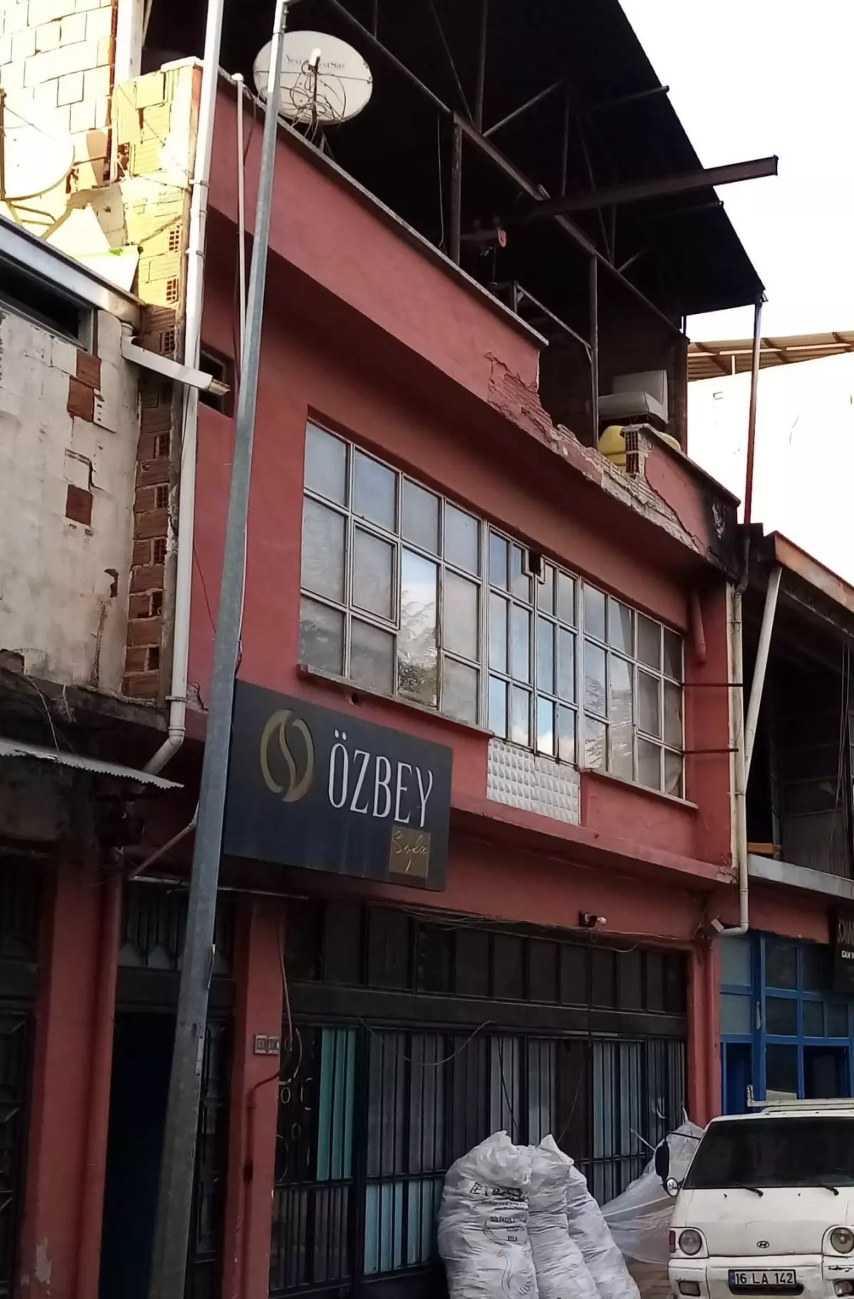 Baba ve Oğlu 2. Kattan Düştü