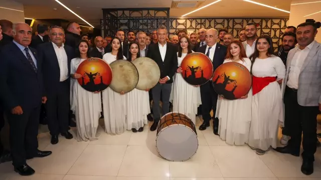 The leader of the CHP, Özel, was welcomed in Diyarbakır with Kurdish songs.