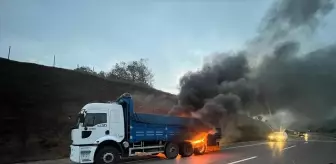 Düzce'de Çelik Boru Yüklü Kamyonda Yangın Çıktı