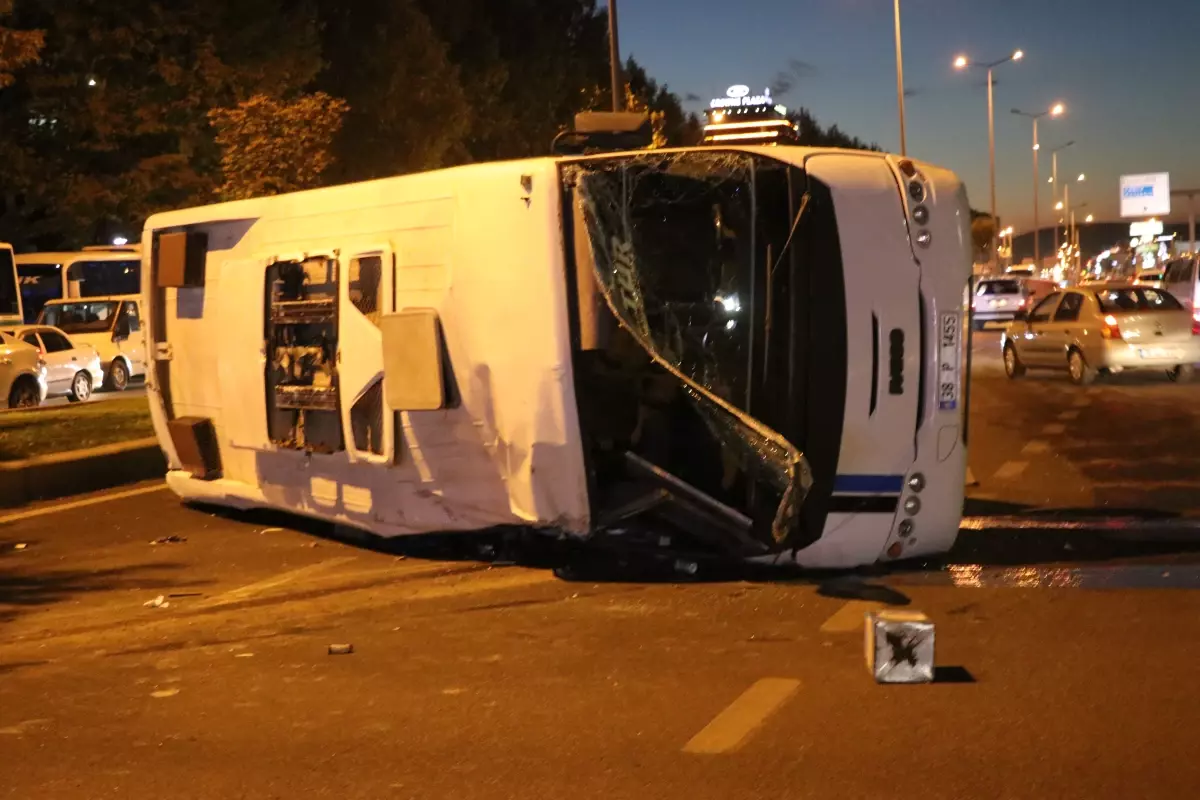 Kayseri'de Otomobil ve Midibüs Çarpıştı: 2 Yaralı