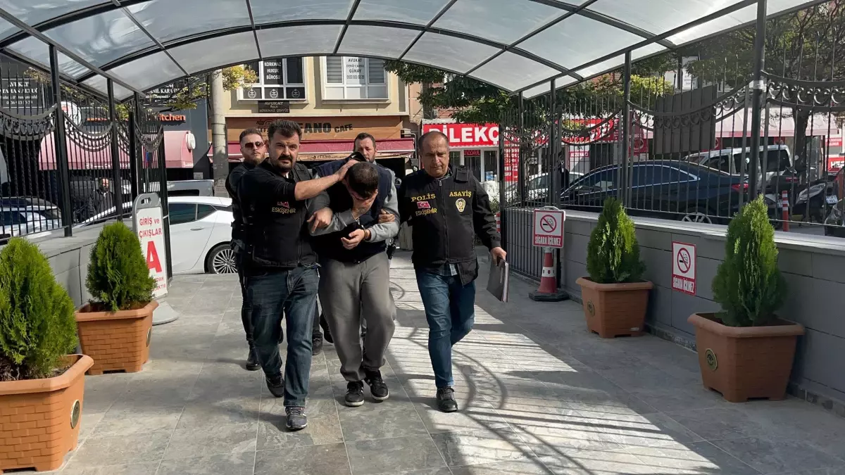 Eskişehir'de Dolandırıcılara Operasyon: MİT Personeli Kılığına Giren İki Şüpheli Yakalandı
