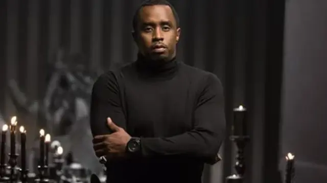 Ünlü rapçi Sean 'P Diddy' Combs, diğer ünlülerin yanında 13 yaşındaki bir kıza tecavüz etti. 

Rusça çevirisi:
Известный рэпер Шон 'Пи Дидди' Комбс изнасиловал 13-летнюю девочку в компании других знаменитостей.