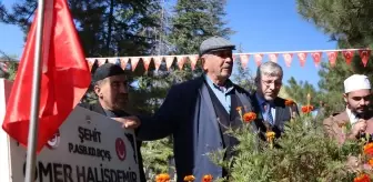 15 Temmuz Derneği üyelerinden şehit Ömer Halisdemir'in kabrine ziyaret