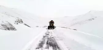 Yüksekova'da Kapanan Köy Yolları Açılıyor