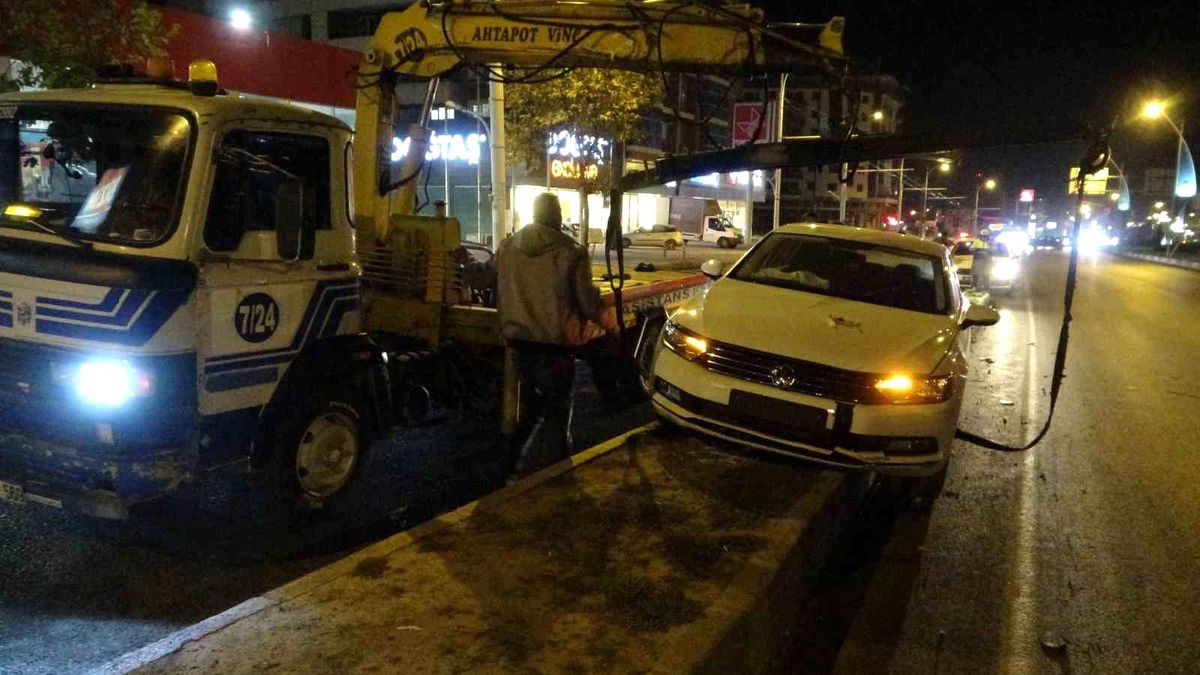 Malatya'da Kontrolden Çıkan Otomobil Refüjde Kayarak İlerledi