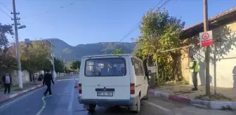 İzmir'de Motosiklet ile Minibüs Çarpıştı: 1 Yaralı