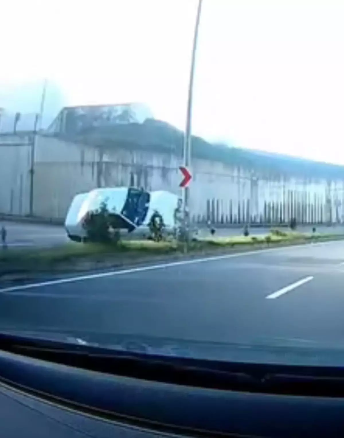 Bartın'da Kontrolünü Kaybeden Otomobil Elektrik Direğine Çarptı
