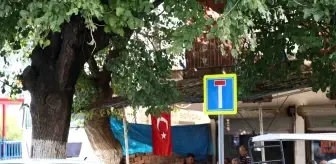 Adana'da esnaftan terörü Türk Bayraklı tepki