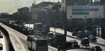 Avcılar'da Metrobüsün Motorunda Yangın Çıktı