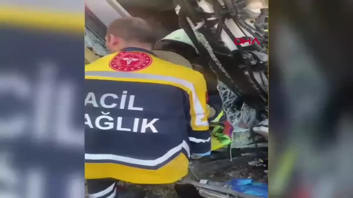 İnegöl'de Et Yüklü TIR Devrildi, Şoför Yaralandı