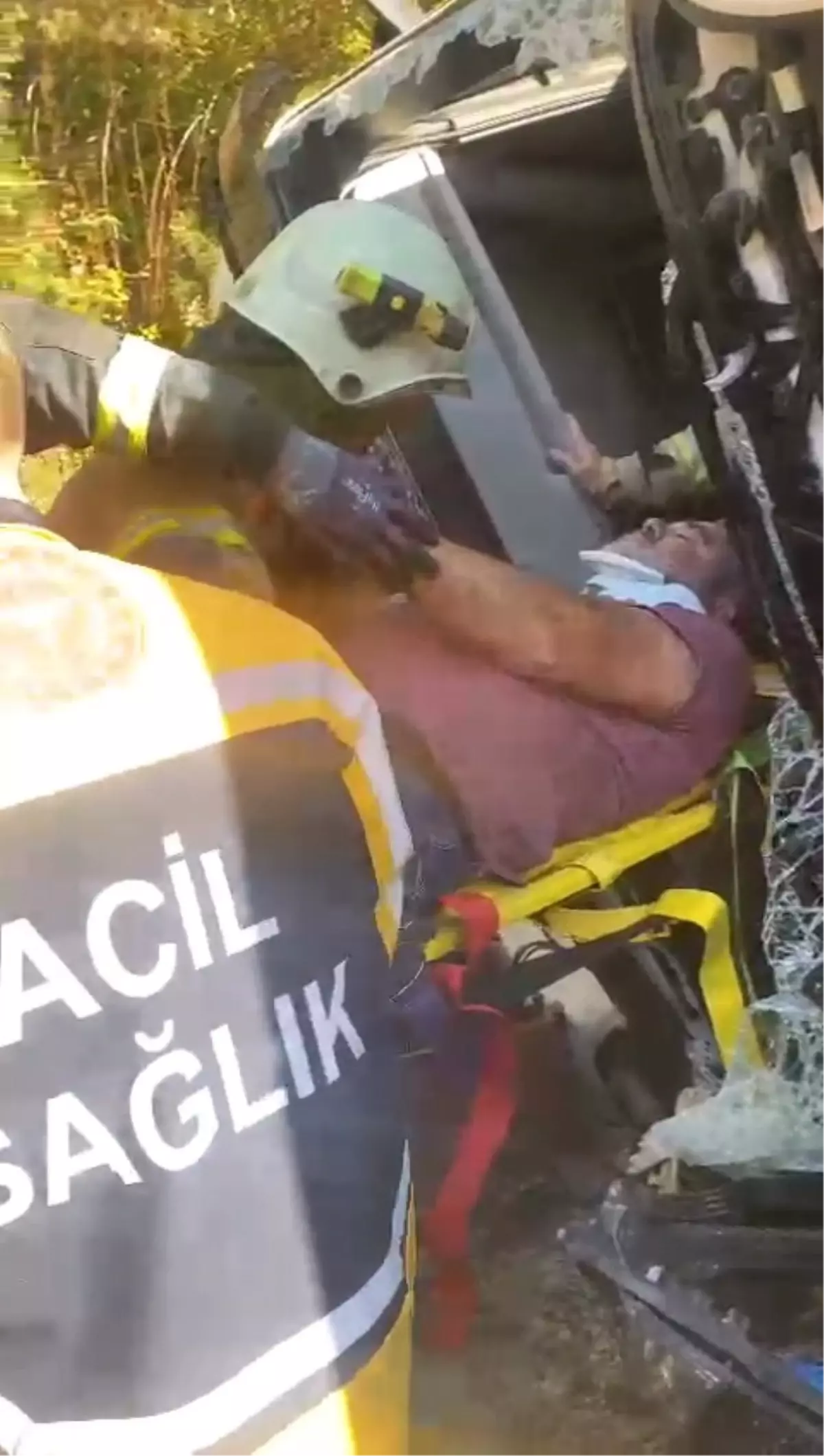 İnegöl'de Et Yüklü TIR Devrildi: Şoför Yaralandı