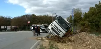 İstanbul'da Minibüse Çarpan Hafriyat Kamyonu Devrildi: 1 Yaralı