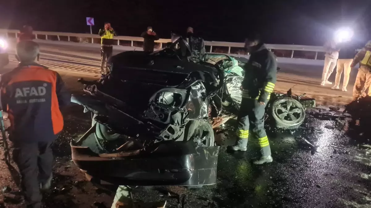 Erzincan'da TIR'a Çarpan Otomobil Kazasında 3 Kişi Hayatını Kaybetti