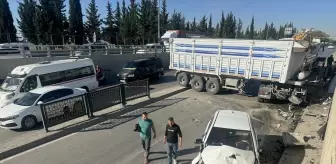 Adana'da Kamyon ile Otomobil Çarpıştı, 1 Yaralı