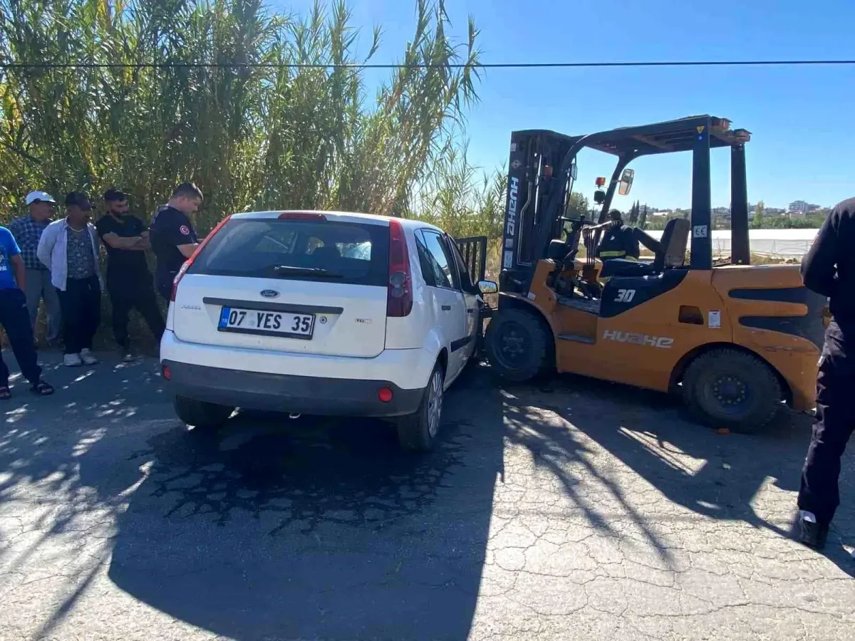 Antalya'da Forklift ve Otomobil Çarpıştı: 1 Yaralı