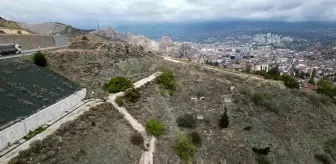 Yol Olmadığı İçin Kabir Ziyaretini Dürbünle Yapıyor