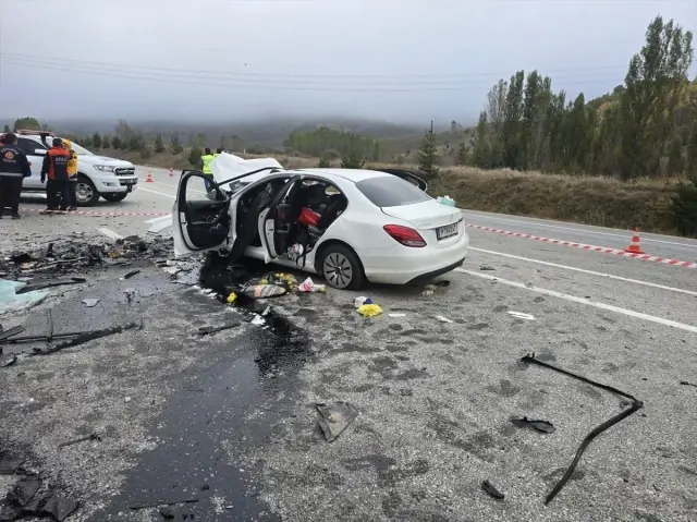 Katliam gibi kaza! İki otomobilin çarpışması sonucu 5 kişi yaşamını yitirdi