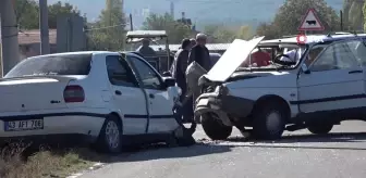 Tavşanlı'da İki Otomobil Kafa Kafaya Çarpıştı: 4 Yaralı