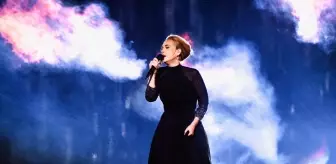 Adele, Kulak Enfeksiyonu Nedeniyle Kısmi İşitme Kaybı Yaşadığını Açıkladı