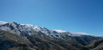 Eleşkirt'te Mevsimlerin Dansı: Bir Yanı Kar, Diğer Yanı Sonbahar