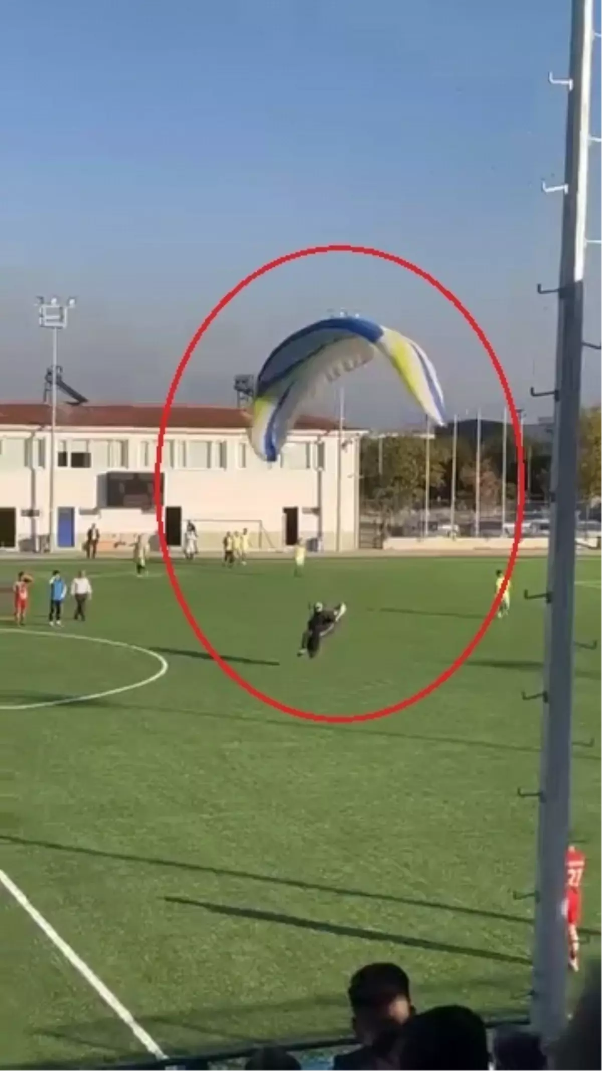 Paraşütle Futbol Sahasına İnen Adam Şaşırttı