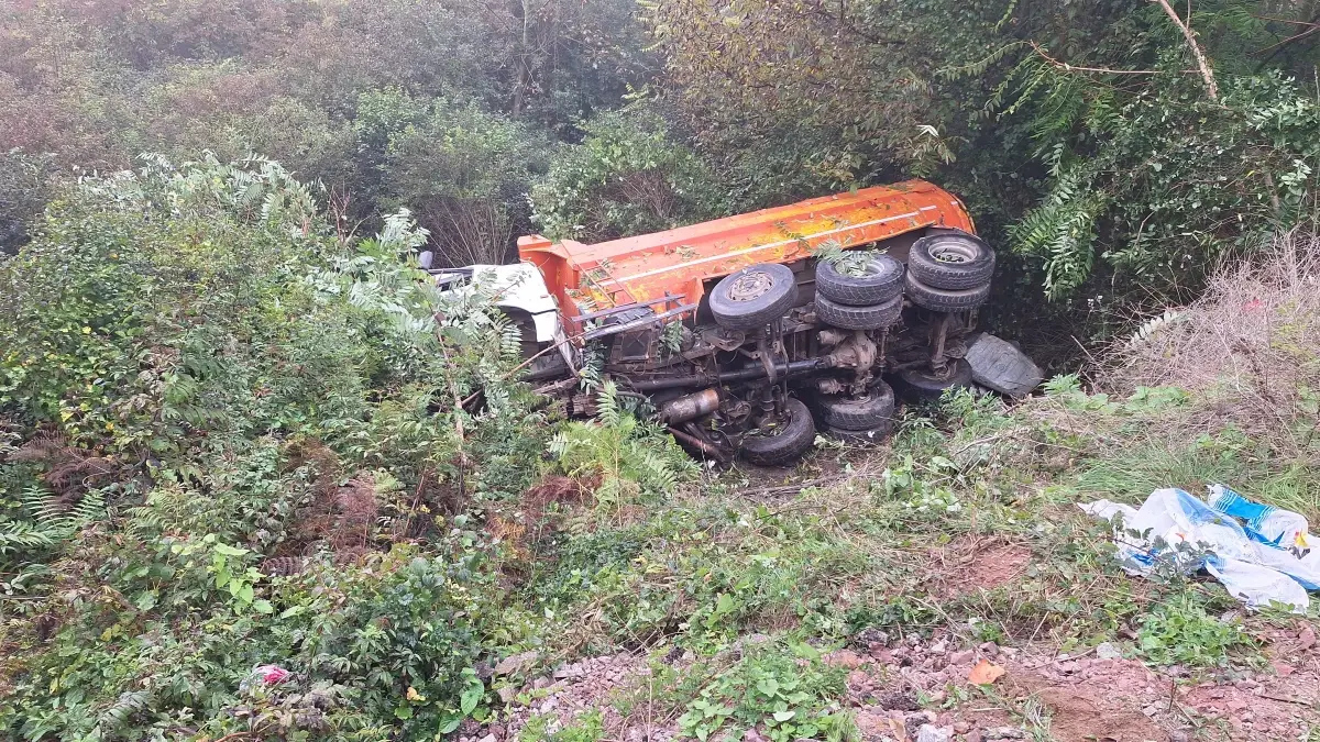 İzmit'te Hafriyat Kamyonu Şarampole Devrildi: Şoför Yaralandı