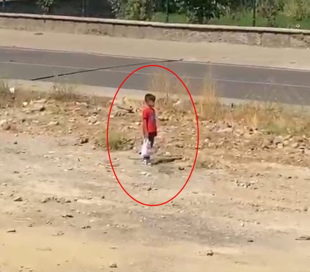 The little boy suddenly stopped while walking! The reason made us proud