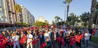 Mersin'de 101 Metre Uzunluğunda Türk Bayrağıyla Yürüyüş Düzenlendi