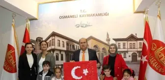 Anaokulu Öğrencileri, Kaymakam'a Türk Bayrağı Teslim Etti