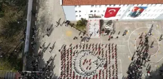 Bandırma'da Öğrencilerden 'Ay Yıldız' Koreografisiyle Cumhuriyet Coşkusu