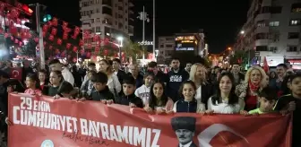 CHP Genel Başkanı Özel, Manisa'da fener alayında yürüdü, konser dinledi